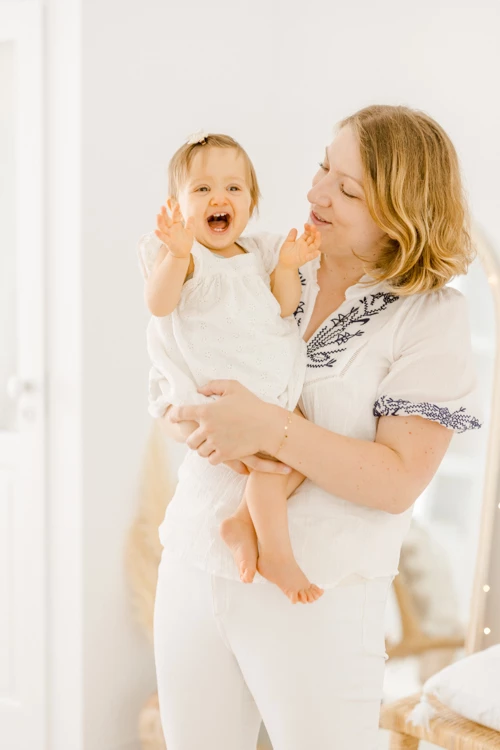 bonheur main enfant sourire beige